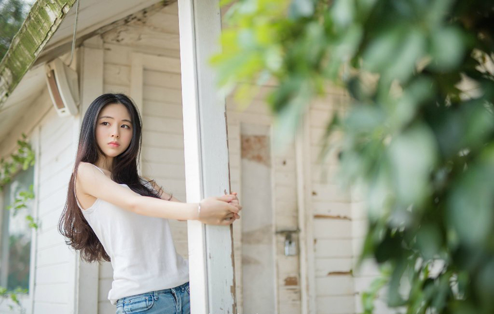 电话里，她哭着说：“亲爱的，我…我怀孕了…三个月了，不过你放心，不是你的，不用你负责。